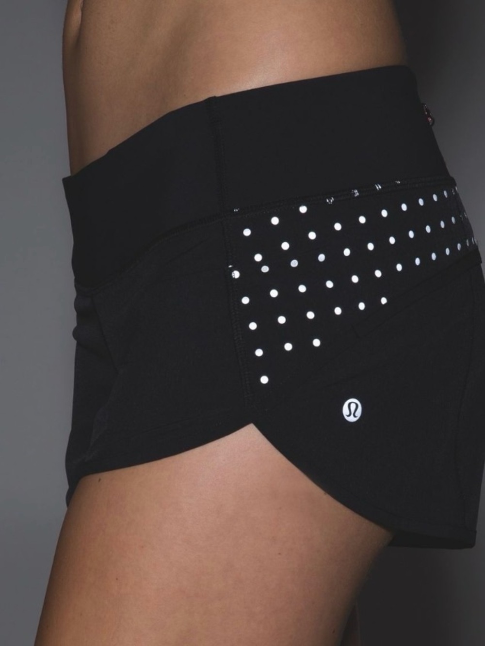 057🌺Lululemon reflective dot speed up shorts 🌺